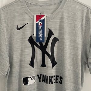 Men’s Nike Gray Yankees Dri-Fit Tee with Black Logo - Medium